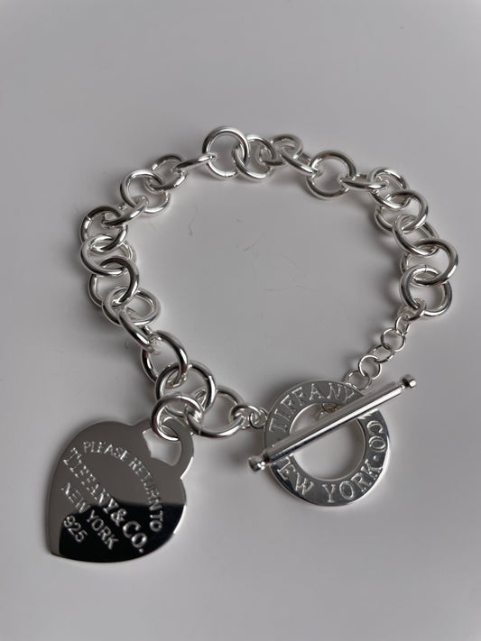 Heart tag toggle bracelet in 925 sterling silver – close-up